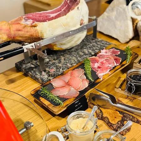 H - B&B